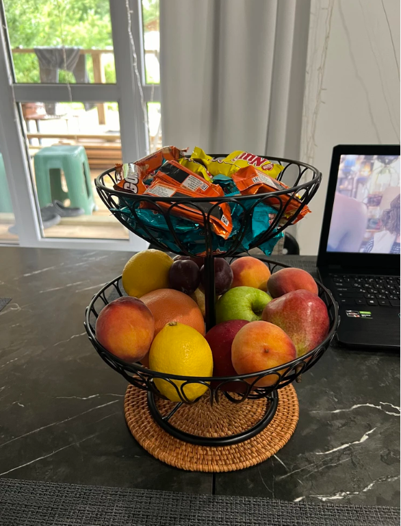 Сервировка фуршета фруктовницей - это изысканный способ представления свежих и сочных фруктов гостям. Фруктовница, как правило, представляет собой стильную корзину на ножке. Разделена на несколько ярусов. 