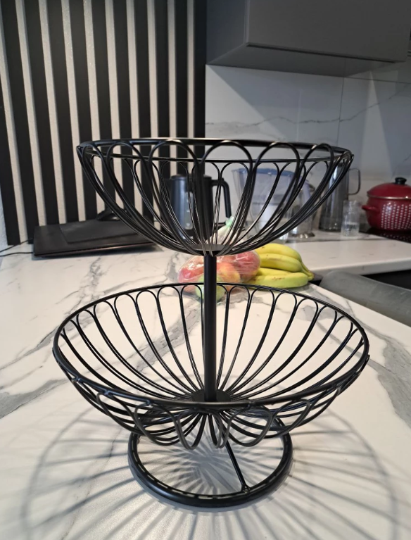 Изготовлена из металла. Такая металлическая и устойчивая конструкция прослужит долго. Открытая двухъярусная форма позволяет удобно разместить лакомства. Украсит комнату и сэкономит простор на кухне, она добавит изящества, не занимая много места. 