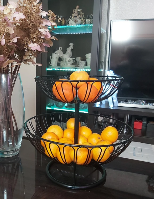 Подойдет в качестве конфетницы, так как в ней можно хранить конфеты и выпечку. Ваза гармонично оптимизирует пространство на столе за счет компактной ярусной модели. 