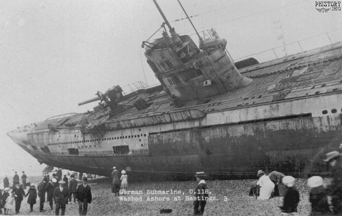 Люди наблюдают выброшенную из воды подлодку