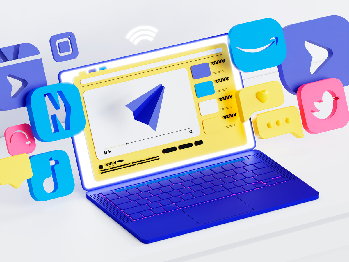 Источник изображения: freepik.com/free-photo/communication-social-media-icons-laptop-device_66106859.htm