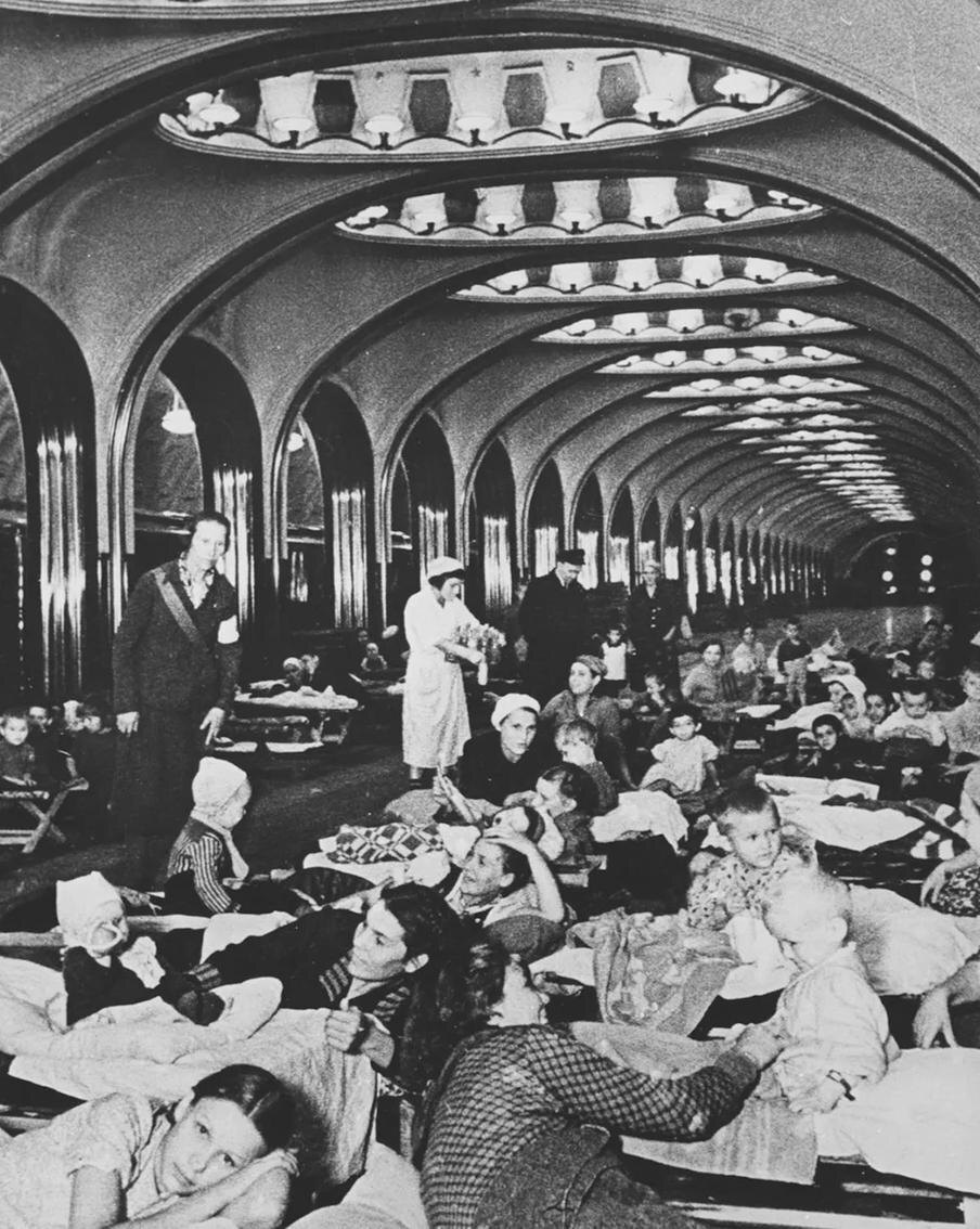 Главархив Москвы
В метро находились пункты медицинской помощи. Здесь размещали больных и принимали роды.