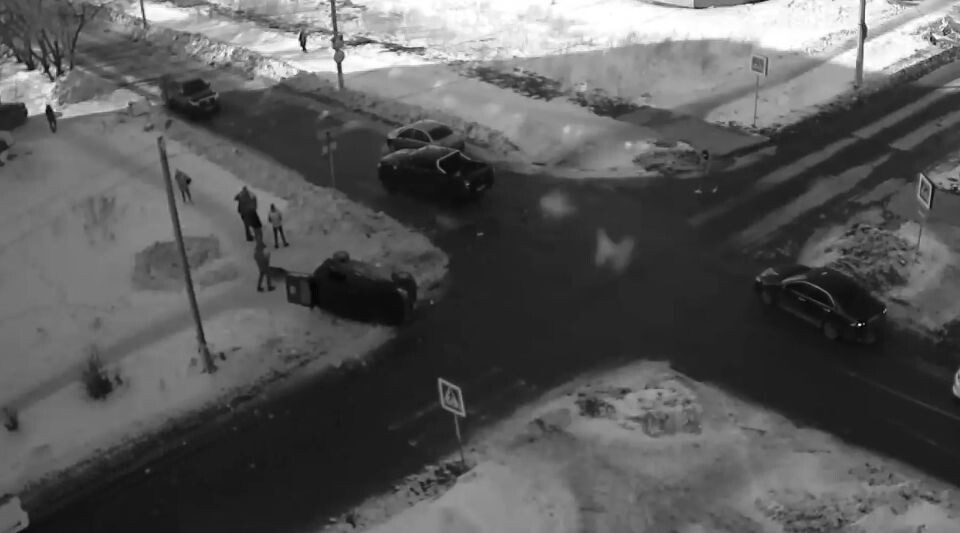    ДТП в Бийске. Источник: видеокамеры Сотрудник