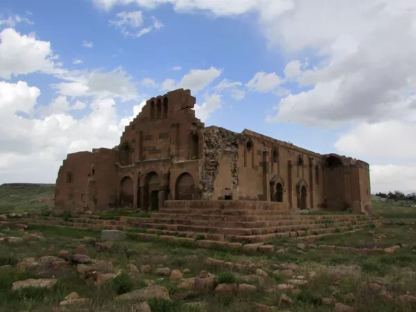 Ереруйкская базилика CC BY-SA 4.0 / Syuzi Vopyan / Երերույքի տաճար (cropped, resized and color corrected)