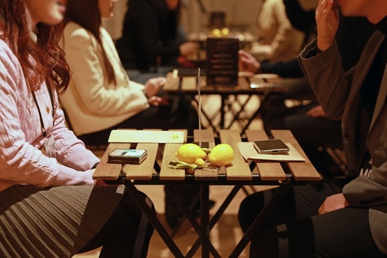    Участники программы по поиску партнеров, проводимой правительством Сеула, беседуют во время мероприятия, состоявшегося в офисе компании Hanwha General Insurance в Ёнсане, центр Сеула, 14 февраля.