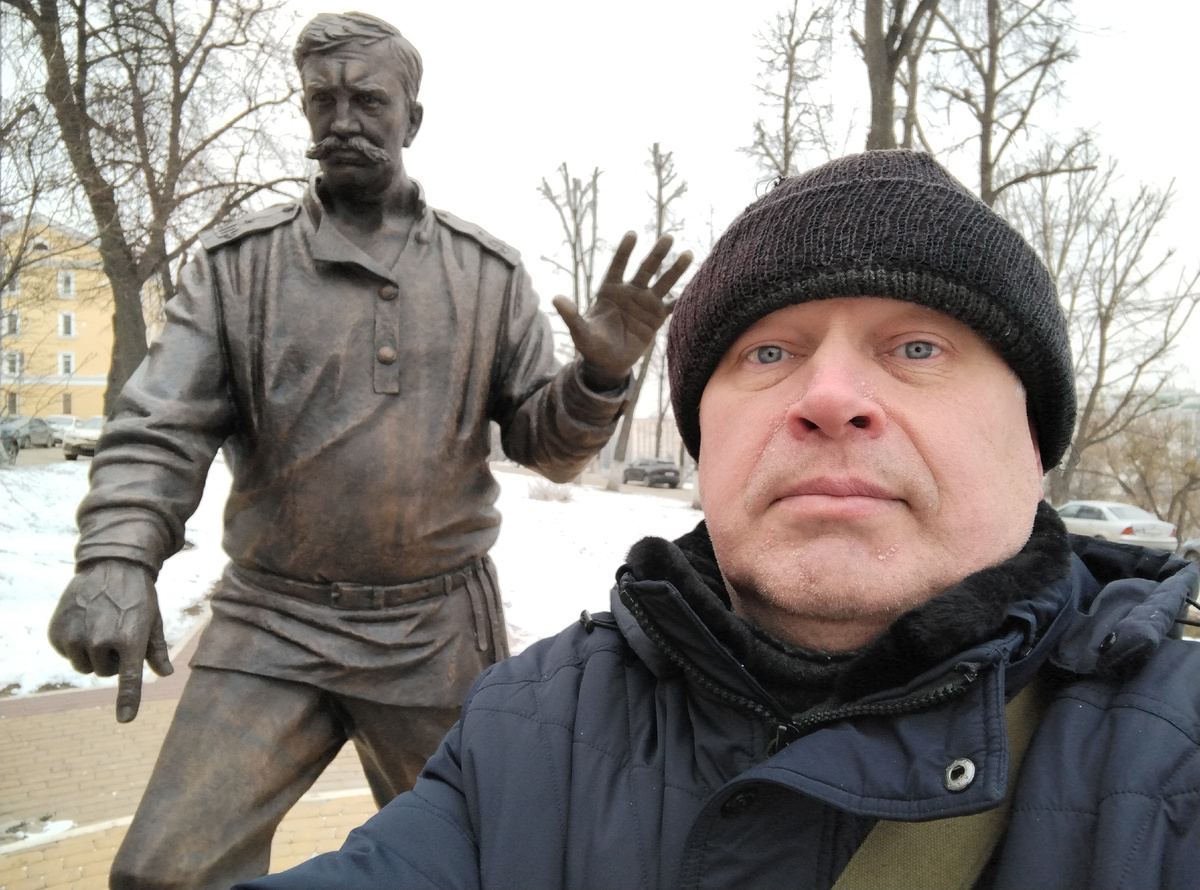 Фотография: Геннадий Горин и новый памятник в городе Орле, февраль 2025 год. 