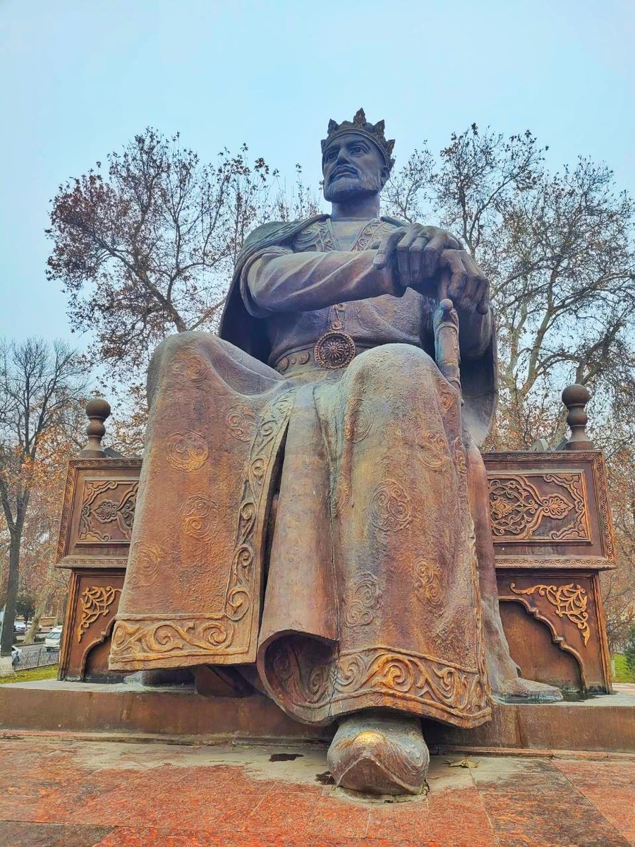 В нескольких минутах ходьбы от мавзолея находится памятник Тамерлану