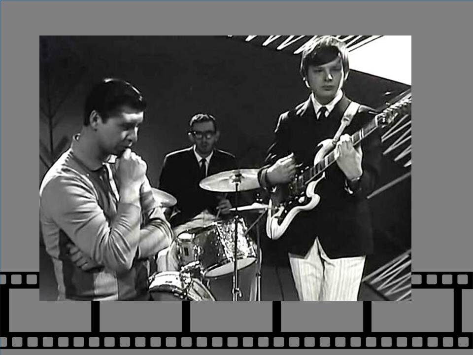 Кадр из фильма "Отчего ж нам не петь?" . Ю. Антонов справа.