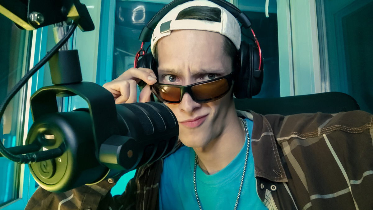 На фото изображен стример Raveangel