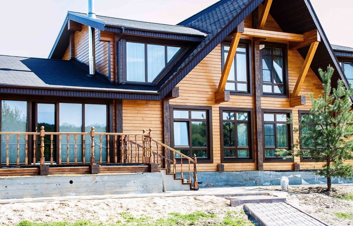 окна в доме из клееного бруса