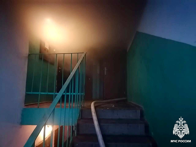 17 человек было эвакуировано из горящего здания в Тверской области