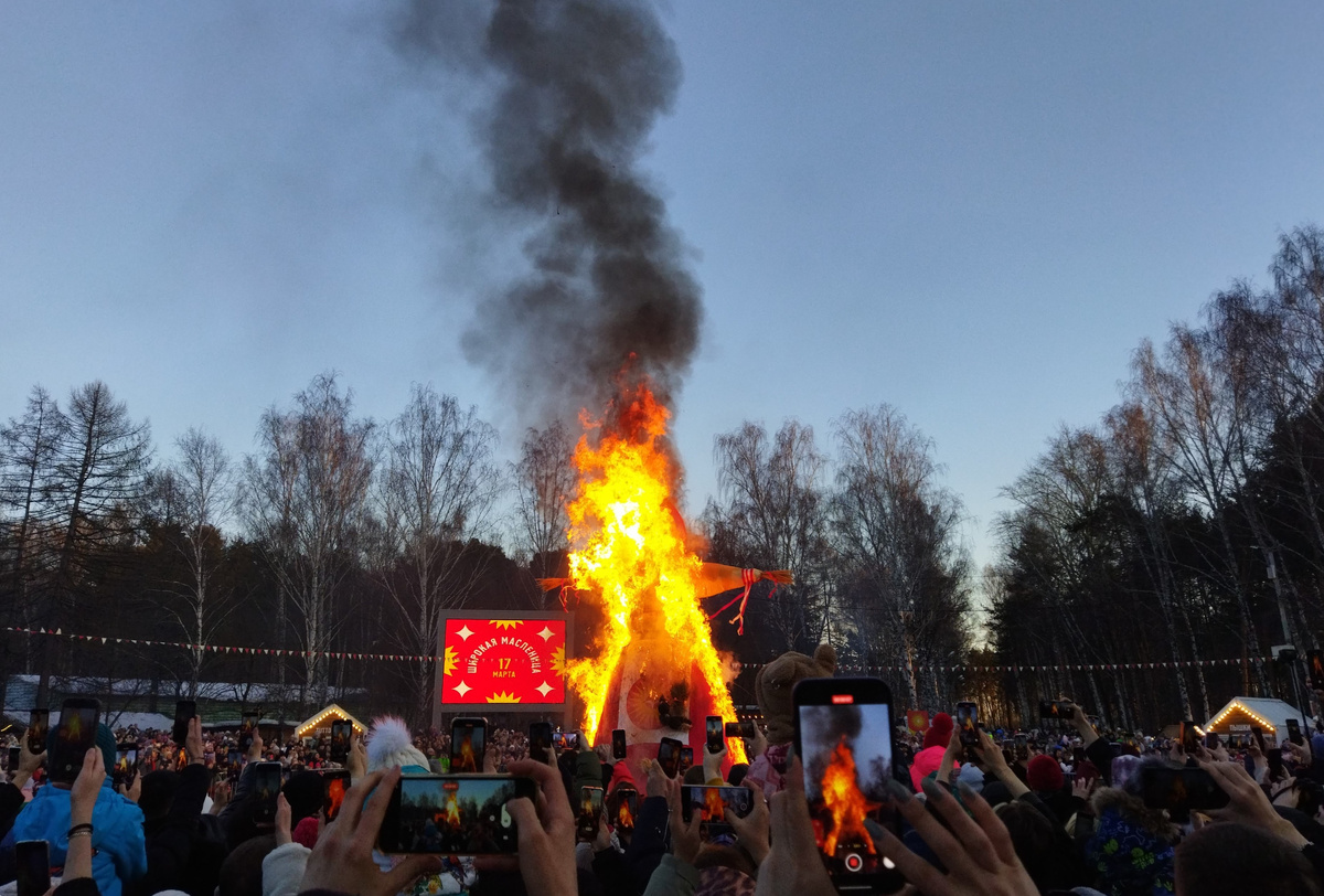 В прошлом году масленичные гуляния посетили тысячи екатеринбуржцев.