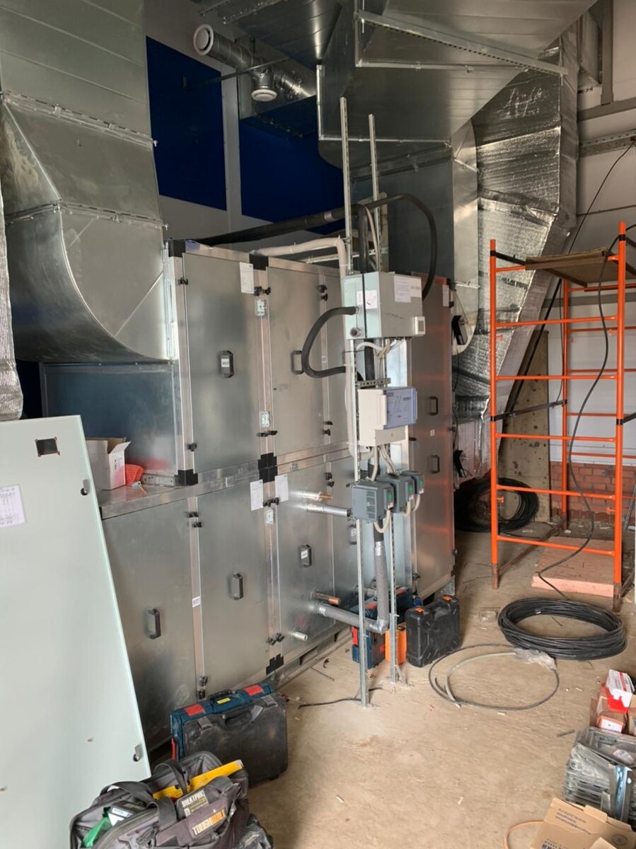 Приточно-вытяжная установка мощностью в несколько тысяч кубических метров в час, обеспечивающая воздухообмен в спортивном комплексе. 