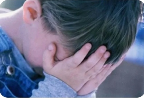 Максим плакал от обиды .... Хотел устроить праздник  с чаепитием,но планы его рухнули ...