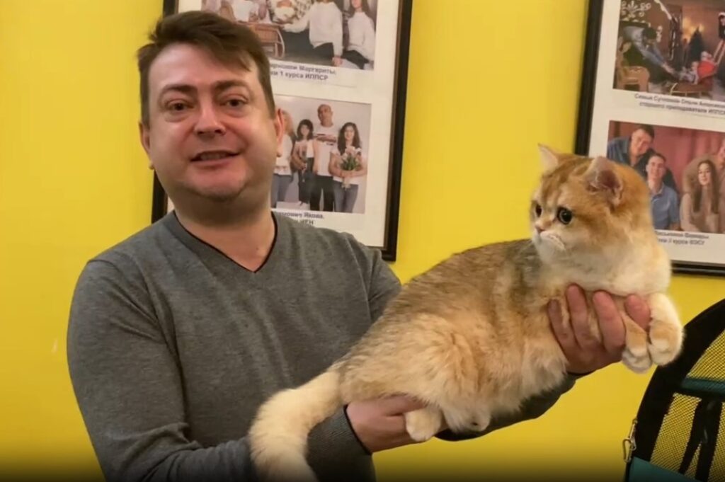     Константин Каргальцев и его кошка Липучка в позе Best.    
Фото: Константин Каргальцев