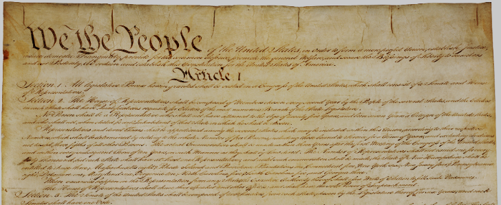 Рис. 2. Верхняя часть первой страницы оригинального текста Конституции США (1787 г.), который начинается широко известной фразой: «Мы, народ Соединенных Штатов…» (анг. «We the People of the United States…»). С этой же фразы начинается Преамбула Конституции РФ: «Мы, многонациональный народ Российской Федерации…»