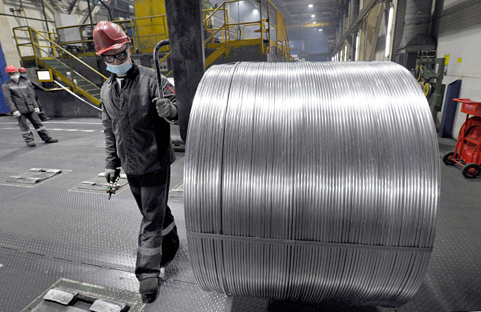    Линия прокатки в цехе алюминиевого завода.Лев Федосеев/ТАСС