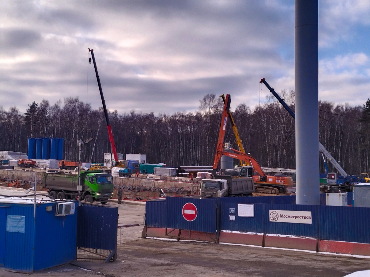 📷 1.1: В северном торце площадки продолжается раскрытие котлована монтажно-щитовой камеры для щита диаметром 10 метров, который проложит двухпутный тоннель до станции «Строгино». Глубина выемки грунта уже такова, что используются несколько экскаваторов с телескопической стрелой.