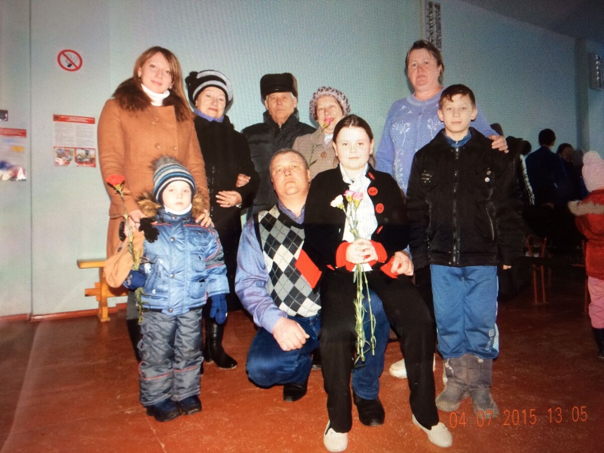 Супруги Лапоуховы со старшим сыном, снохами и внуками