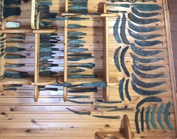 Бронзовые топоры, наконечники стрел, иглы и СЕРПЫ, найденные любителями в Сибири.