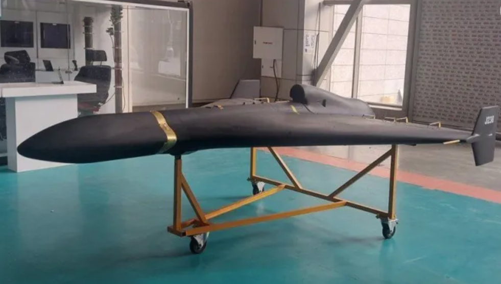 Серийный Shahed-238 в ходе первого представления на заводе Pesa в Тегеране. Дроны существуют с тремя видами наведения, по спутнику, лазерной метке и телеметрии.  Фото Pesa 