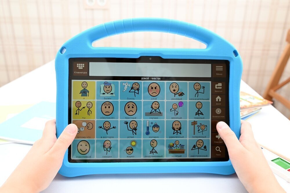 Различные типы коммуникаторов для использования дома и в классе.