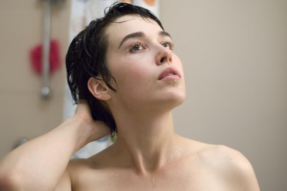 Кадр из фильма «Le silence de Lorna». Режиссер: Жан-Пьер Дарденн. Производство: Archipel 35, arte France Cinéma, Canal+ [fr], Centre National du Cinéma, Ciné Cinémas, Eurimages, Gemini Film, i2i Media Programme, La Direction de L'Audiovisual de Communaute Francaise de Belgique, Le Tax Shelter du Gouvernement Fédéral de Belgique, Les Films du Fleuve, Lucky Red, Mogador Film, Programme MEDIA de la Communauté Européenne, Région Wallone, Radio Télévision Belge Francofone (RTBF), Soficinéma 3, Télédistributeurs Wallons, Tax Shelter ING Invest de Tax Shelter Productions, WDR/Arte. Прокат: Кино без границ