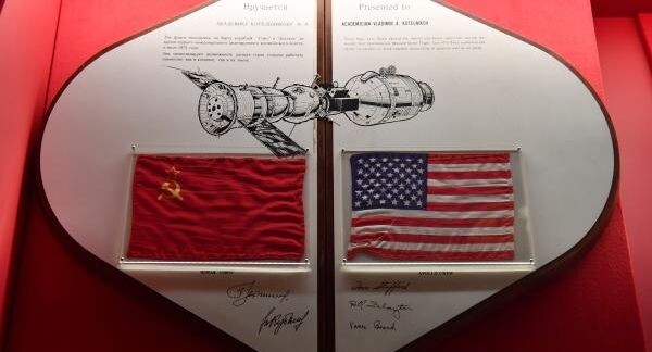    Планшет с флагами СССР и США, которые находились на борту космических кораблей «Союз» и Аполлон» во время первого международного пилотируемого космического полета в июле 1975 года / РИА «Новости»