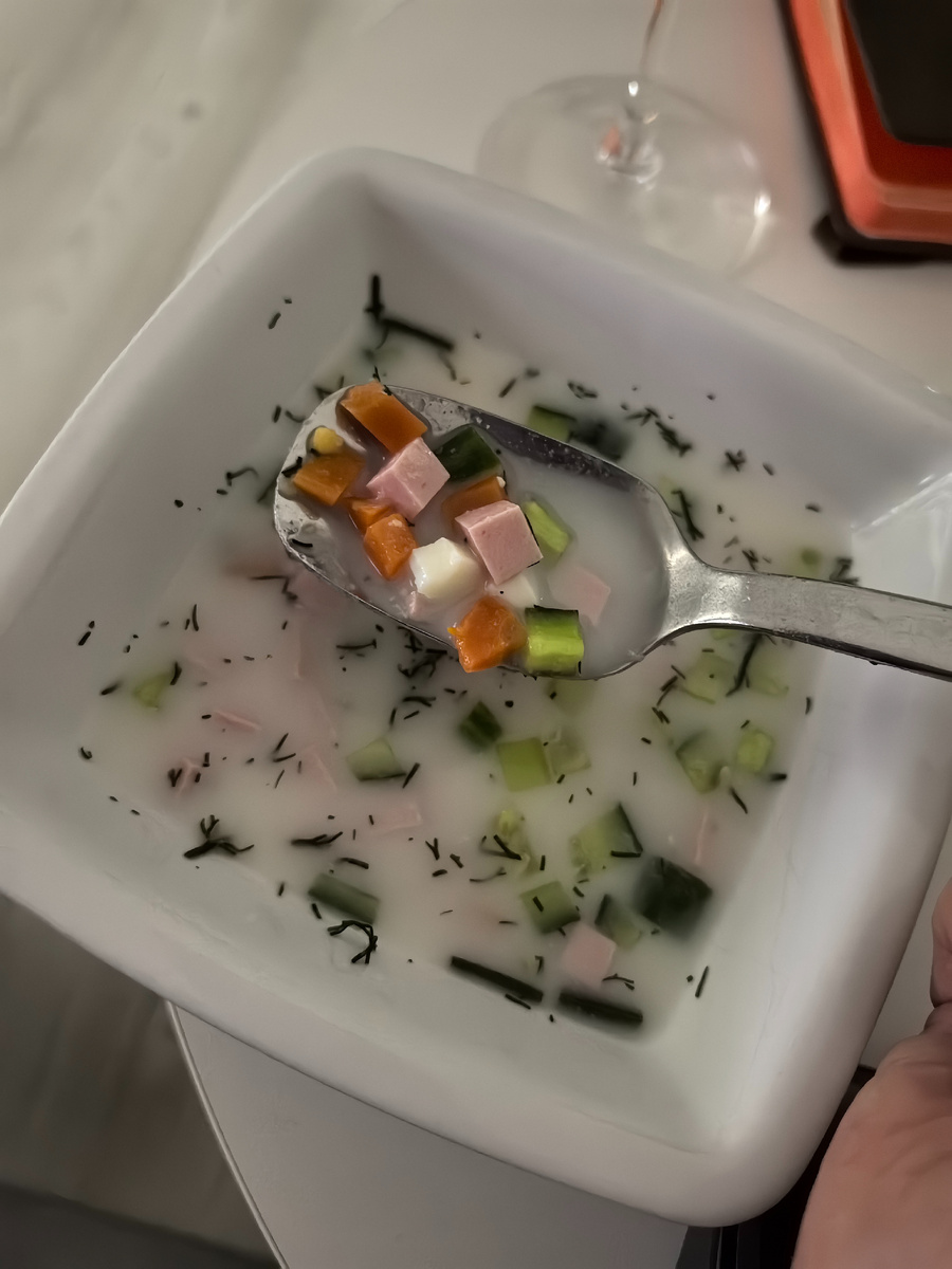 уже изрядно надоевшая окрошка/оливье. Почему? Да просто мои мужчины заправляют все мазиком, а я ем с кефиром )