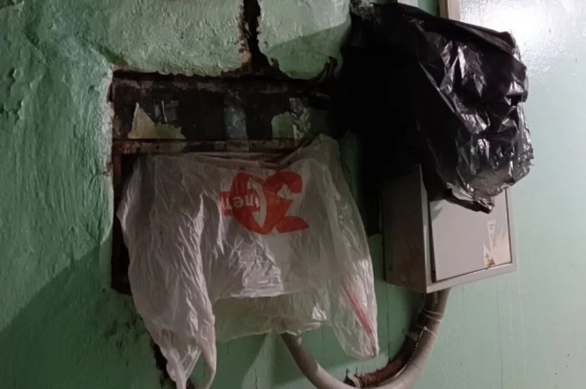    Щитки жильцам пришлось прикрывать пакетами