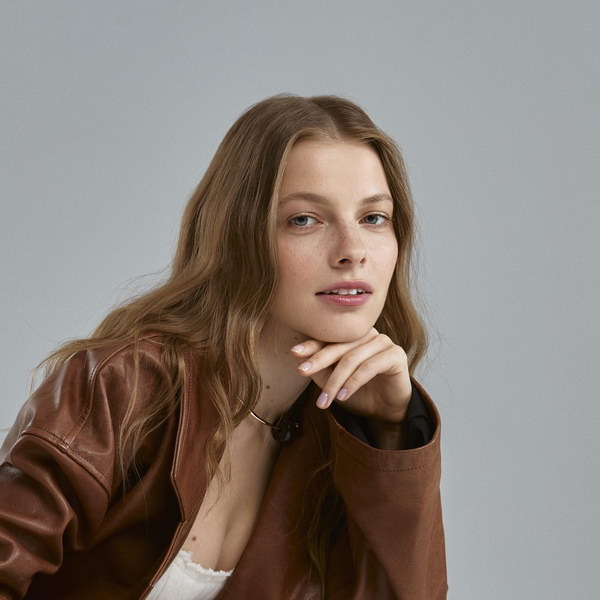     Минаева сняла клип, вдохновленный фильмом «Летят журавли»