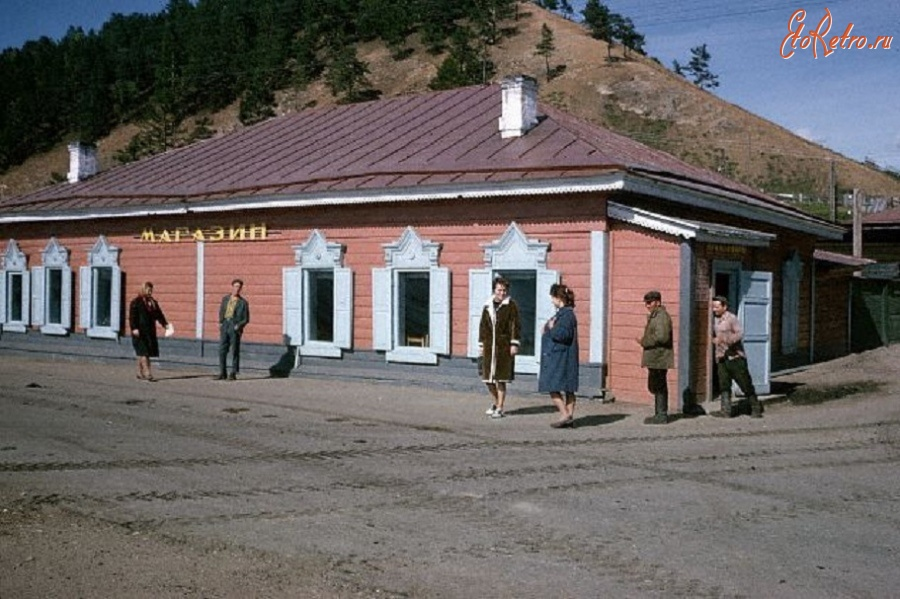 Полистайте картинки. Я собрала старые фотографии Листвянки.