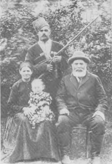 Иван Максимович Поддубный с родителями и маленьким братом Митрофаном. Примерно около 1912 года. Фото: wikipedia.org