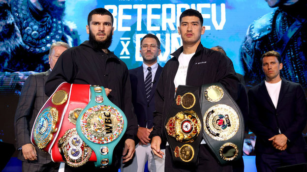 Артур Бетербиев и Дмитрий Бивол с поясами до первого боя, Getty Images