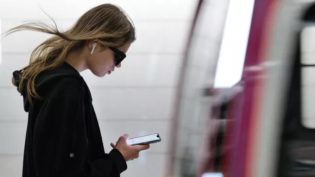     Девушка со смартфоном Источник: ria.ru Автор фото: Сергей Пятаков