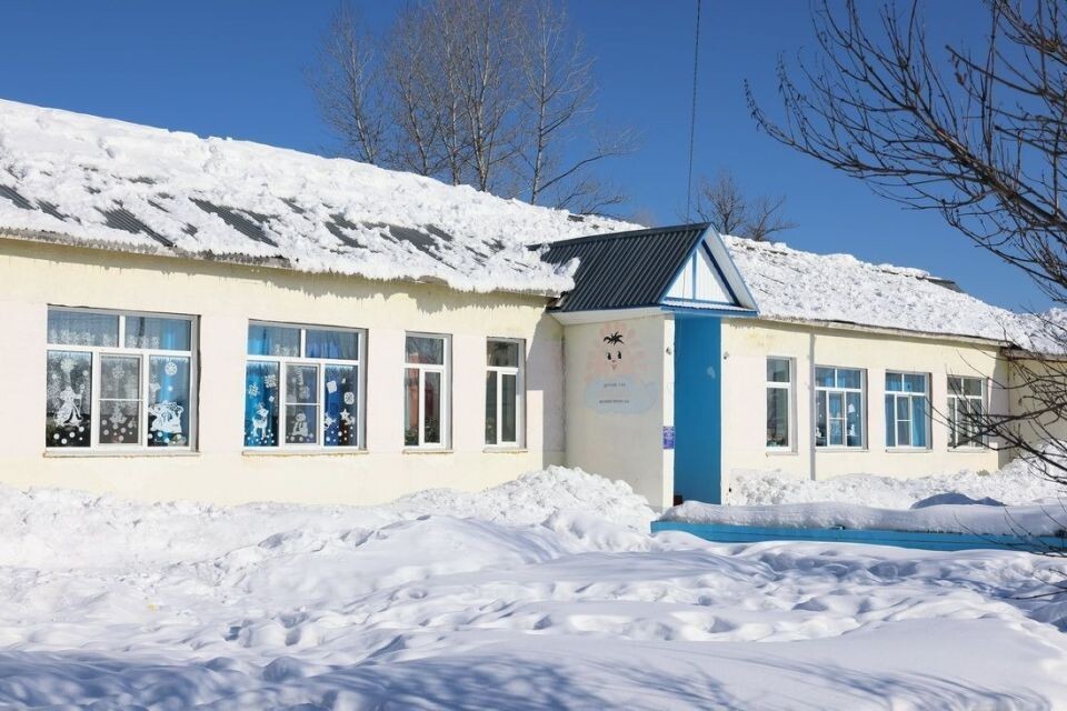    Детский сад и школа в селе Ынырга. Источник: altai-republic.ru