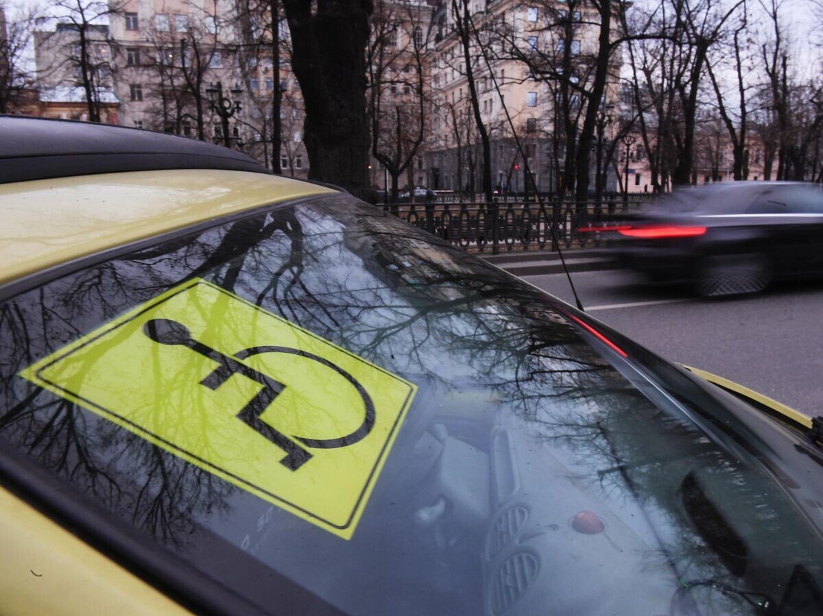    Опознавательный знак "Инвалид" под стеклом автомобиля в Москве© РИА Новости / Евгений Одиноков