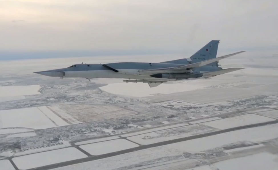Ту-22М3 с ракетой Х-22М, созданной специально для него. Ту-22М3 получил такой индекс потому, что способен носить три таких, длинной 11 метров и массой в 5700 кг. Кадры МО РФ