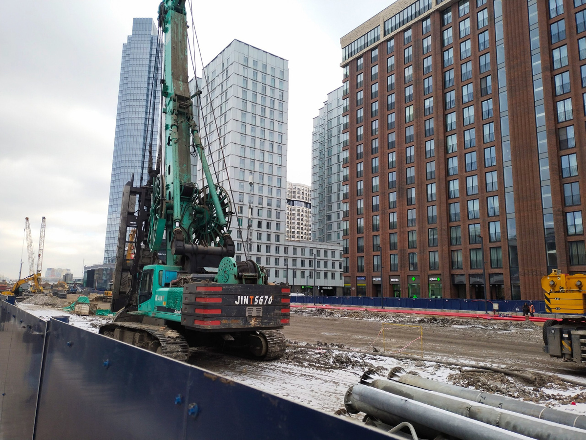 📷 1.1: Продолжается возведение стены в грунте котлована оборотных тупиков.