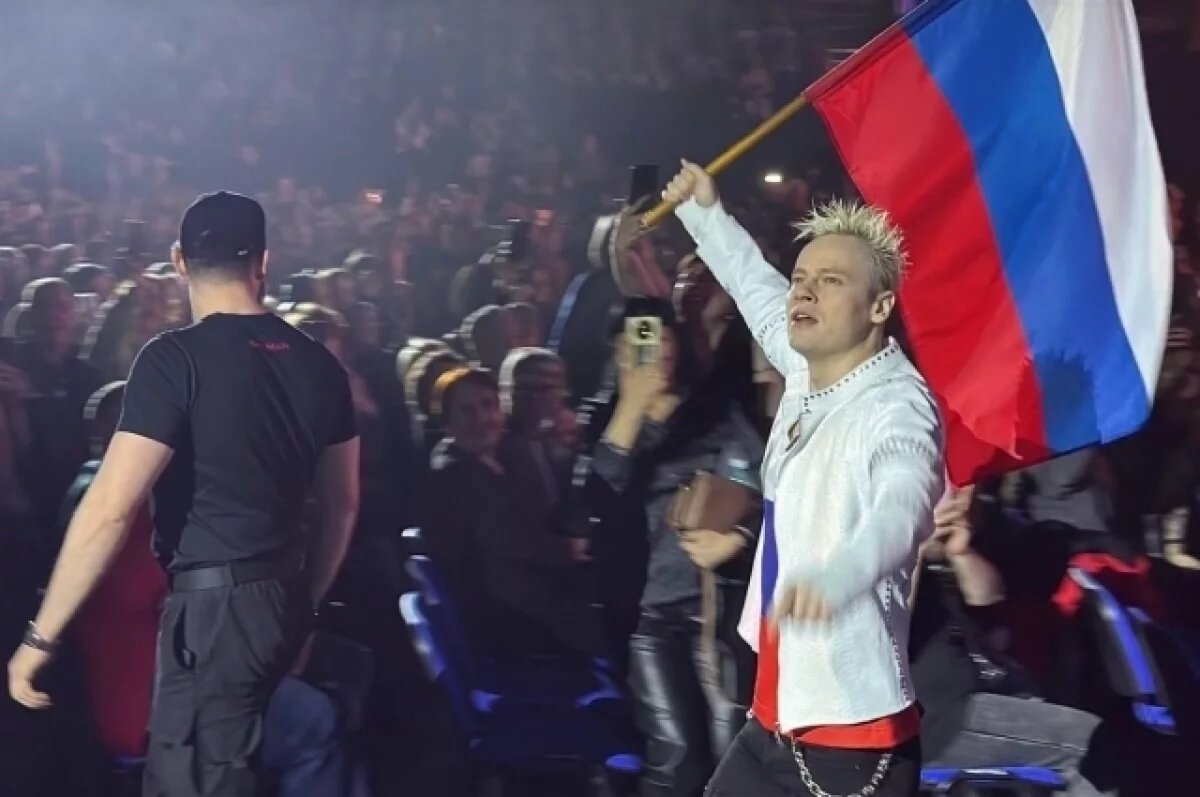    На концерте в Новосибирске SHAMAN вышел с флагом России