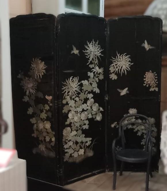 Рис. 2 – Ширма - разделитель комнатный. Вилюйский краеведческий музей им. П.Х. Староватова. № ГК 55598587. Фото взято с сайта Госкаталога Музейного фонда РФ.