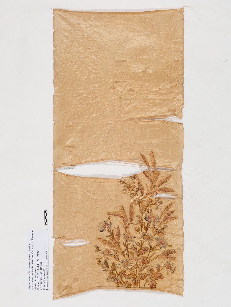 Рис. 3 – Вышивка на ширме до реставрации.