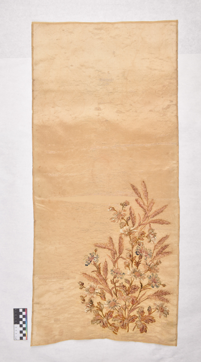 Рис. 4 – Вышивка на ширме после реставрации.