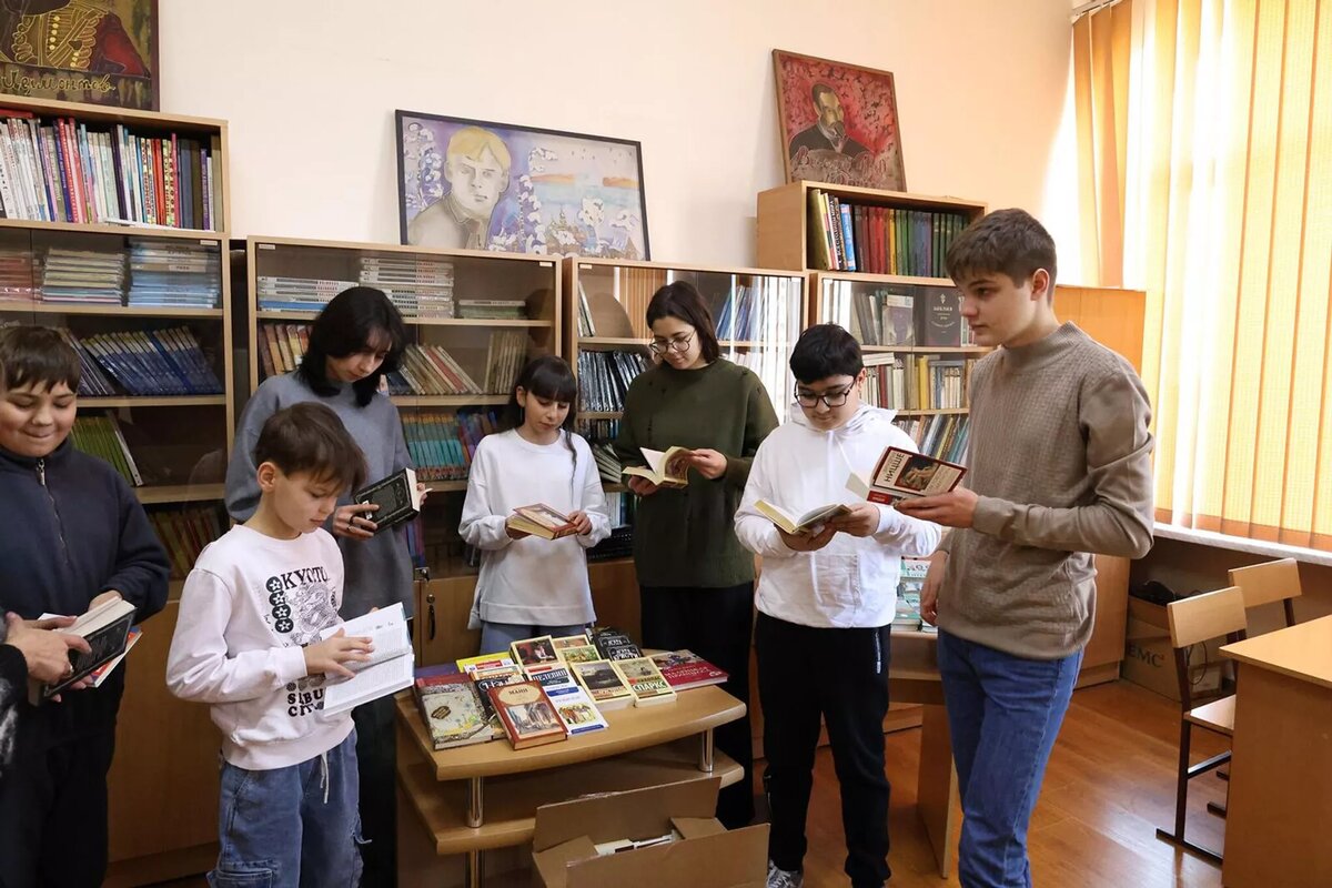 Сотрудники "Газпром Армения" подарили более 700 книг школьным библиотекам и центрам русской общины © Photo : Gazprom Armenia