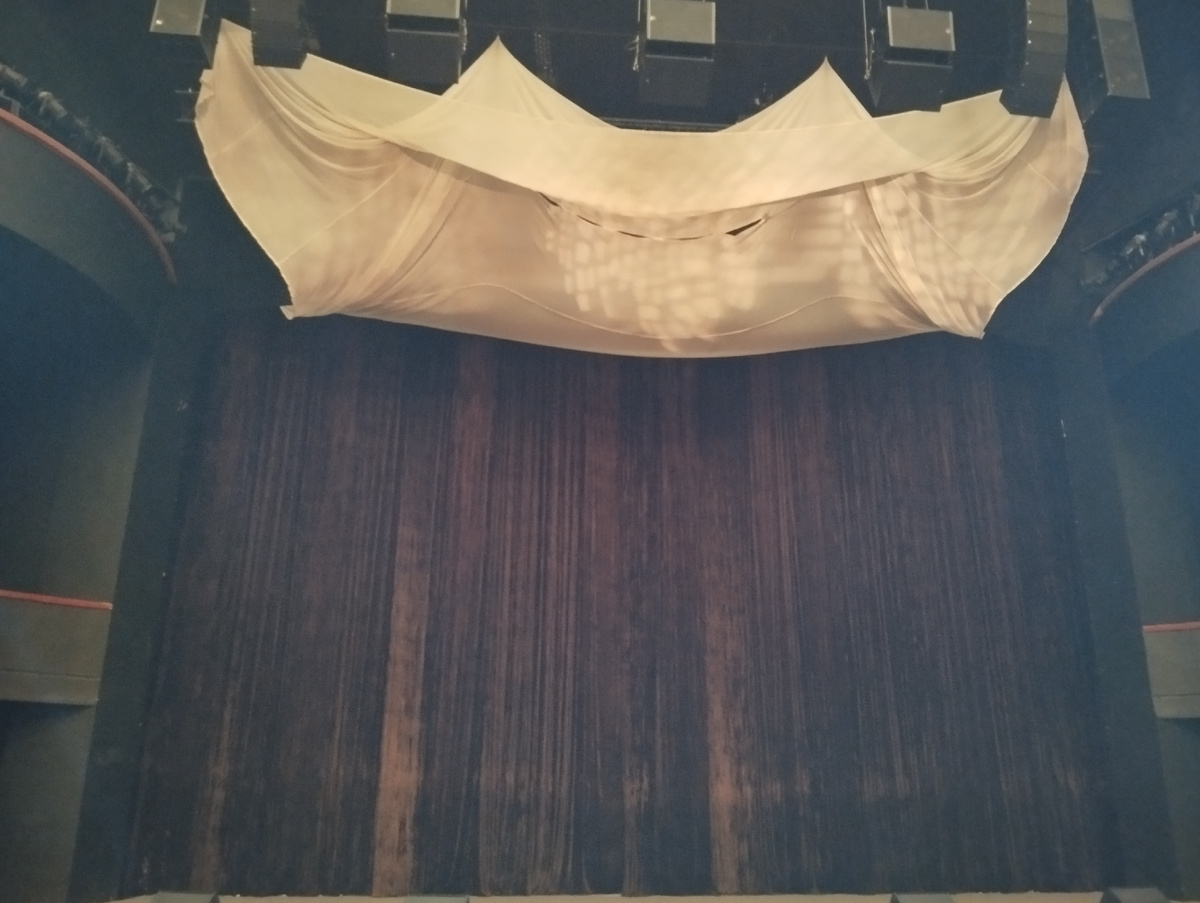 Перед началом спектакля. ЗДЕСЬ и далее фото автора и(или) из личного архива автора, если не указано иначе.