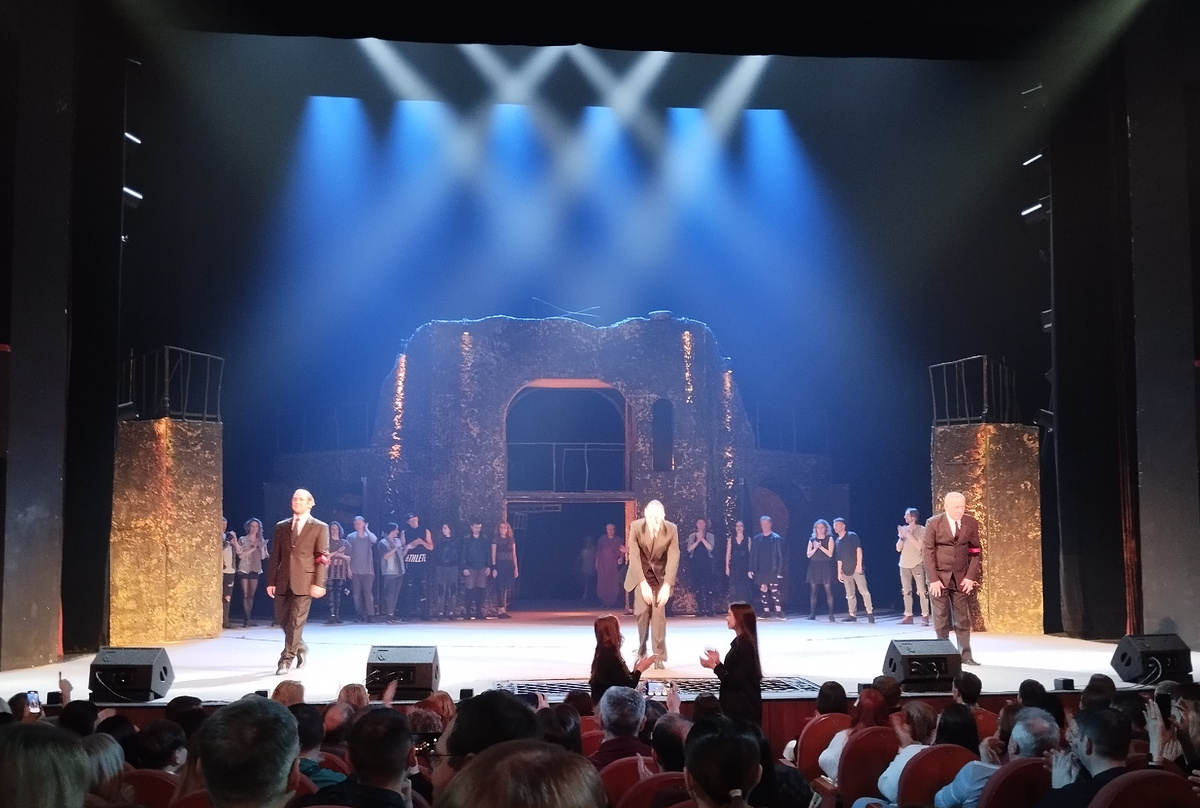 Актёры на поклонах.