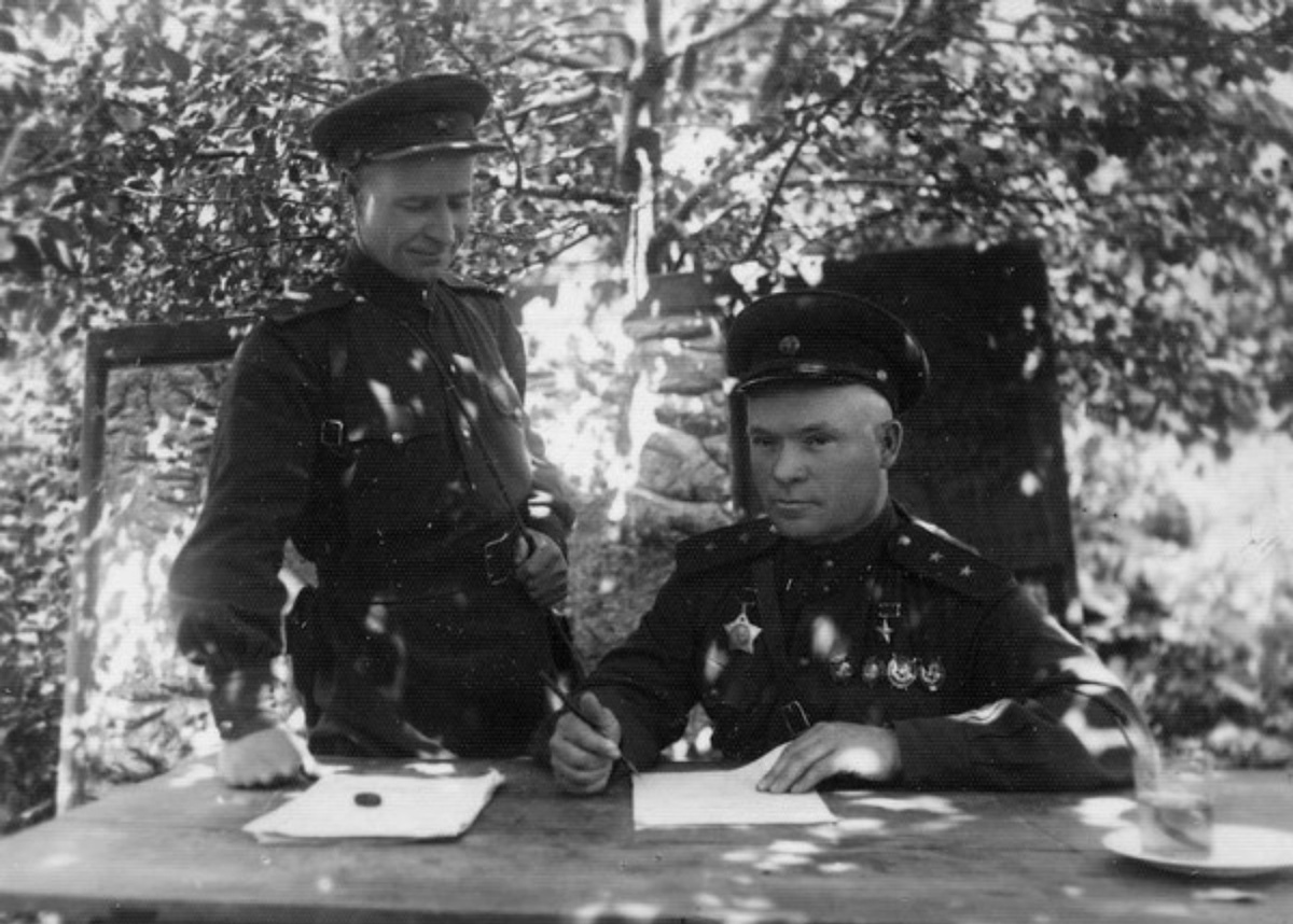 Дмитрий Лелюшенко справа. фото: vk.com