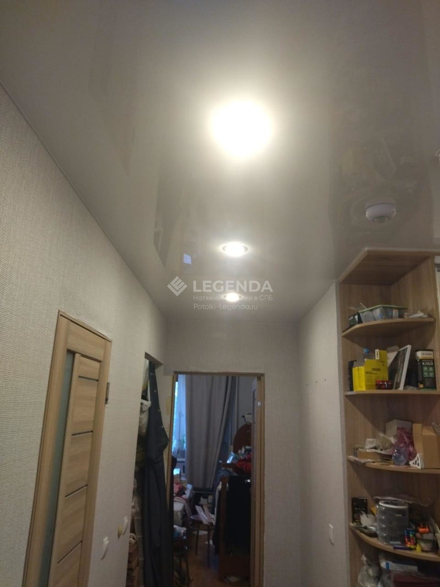 Натяжной потолок закреплён к доборам шкафа в прихожей – Фото 2