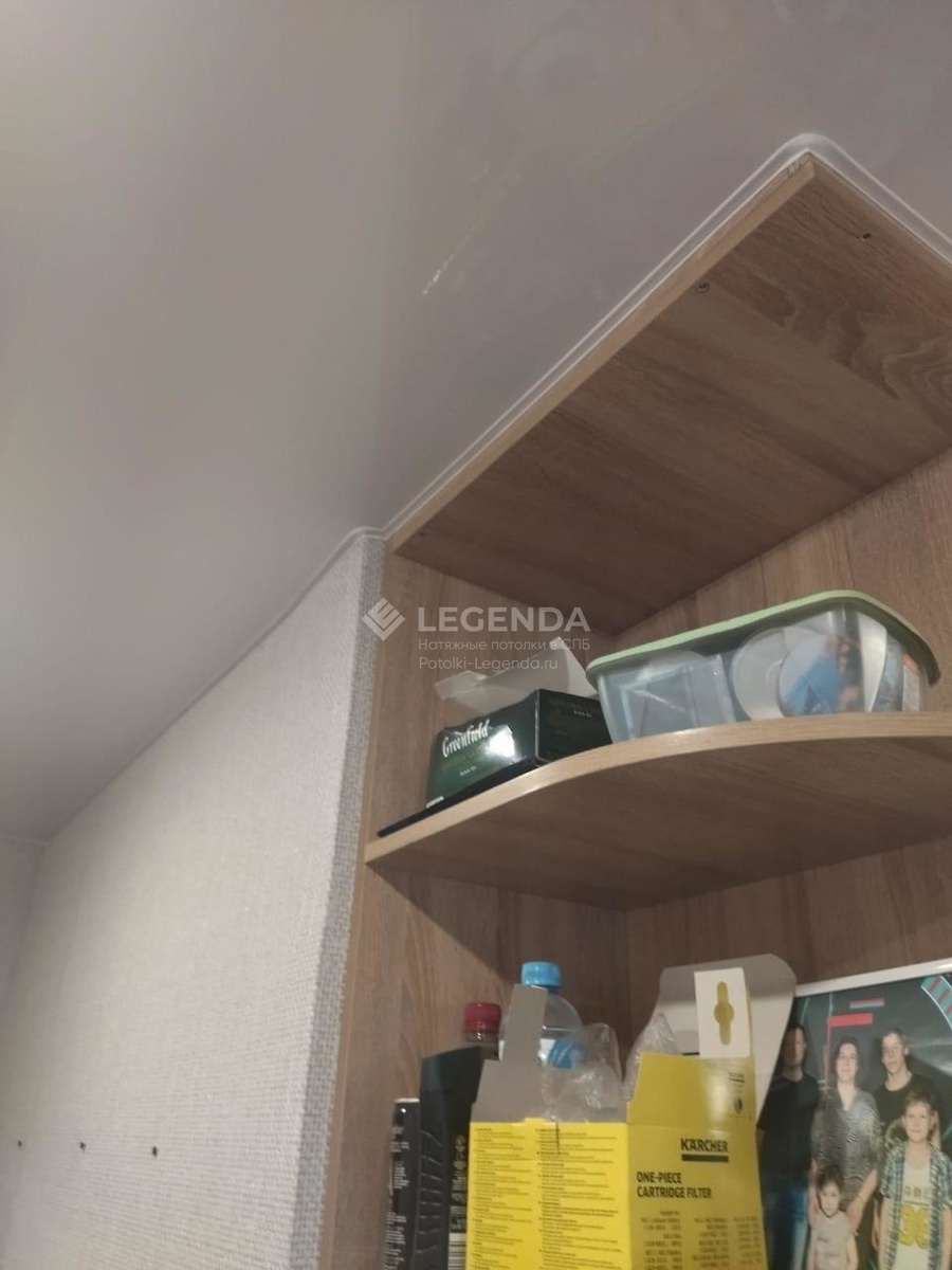 Натяжной потолок закреплён к доборам шкафа крупный план – Фото 3