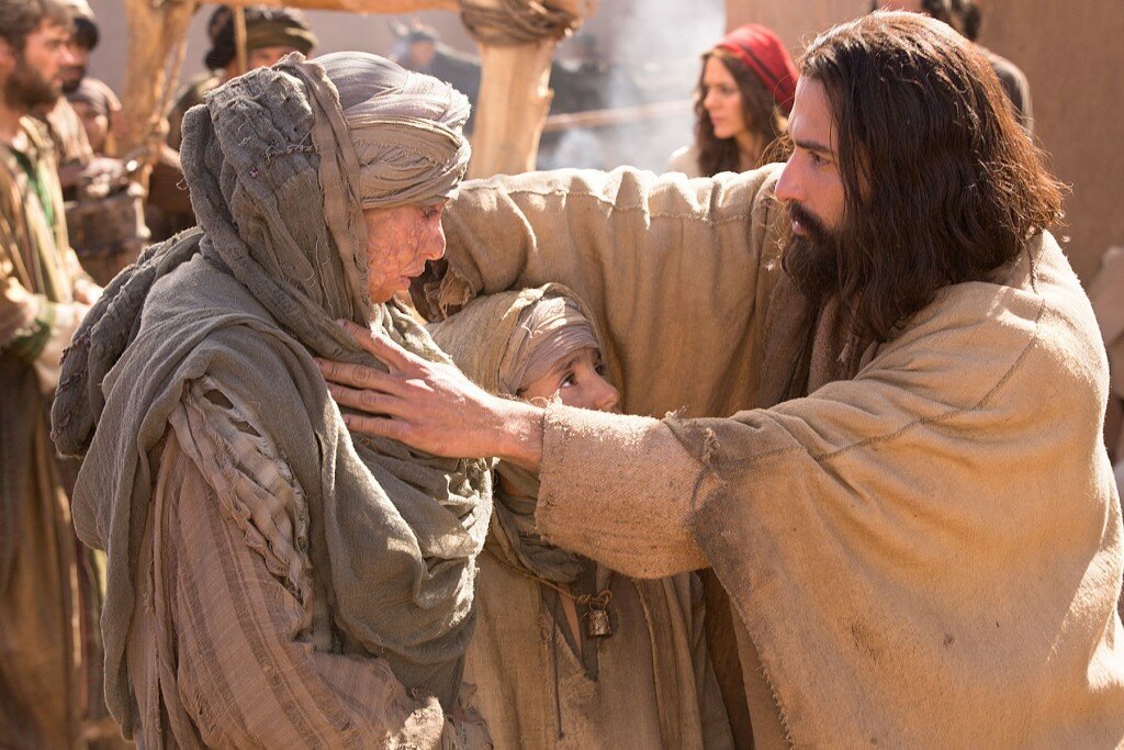 Иисус исцеляет женщину из сериалы "Избранные"